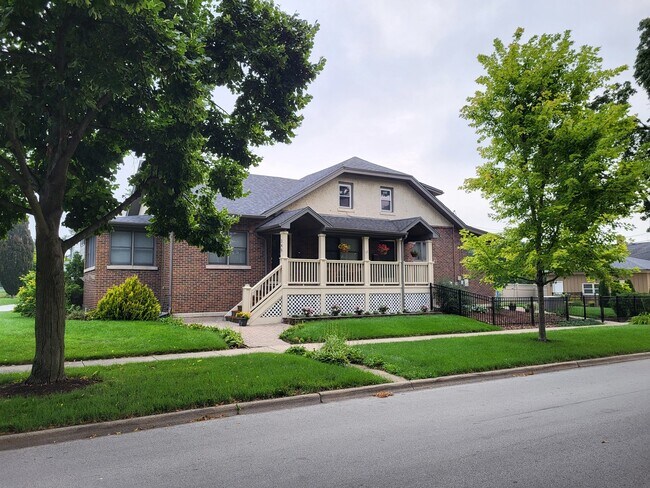 Foto del edificio - 345 N Addison Ave
