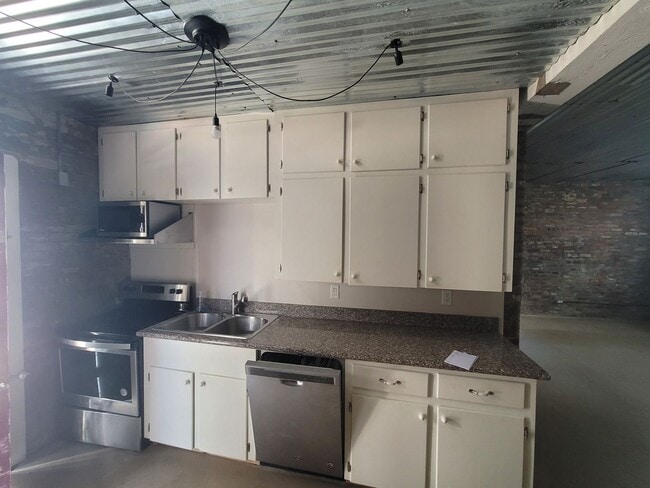 Foto del edificio - 1407 Broadway Avenue J