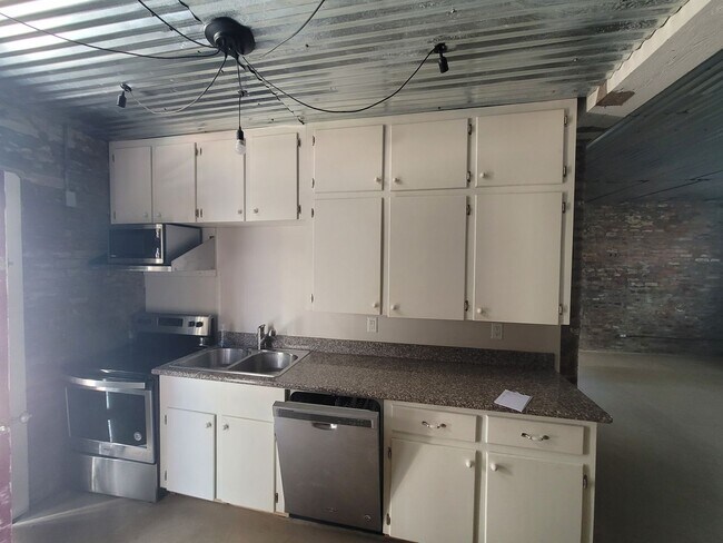 Building Photo - 1407 Broadway Avenue J