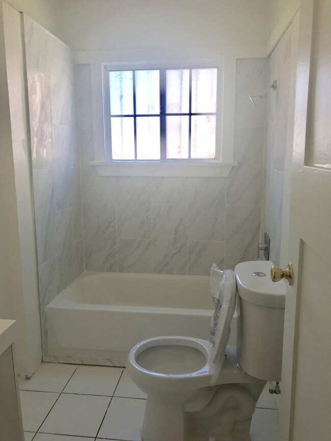 Bathroom - 5737 Ruthelen St