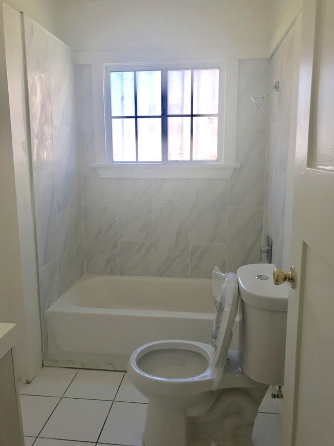 Bathroom - 5737 Ruthelen St
