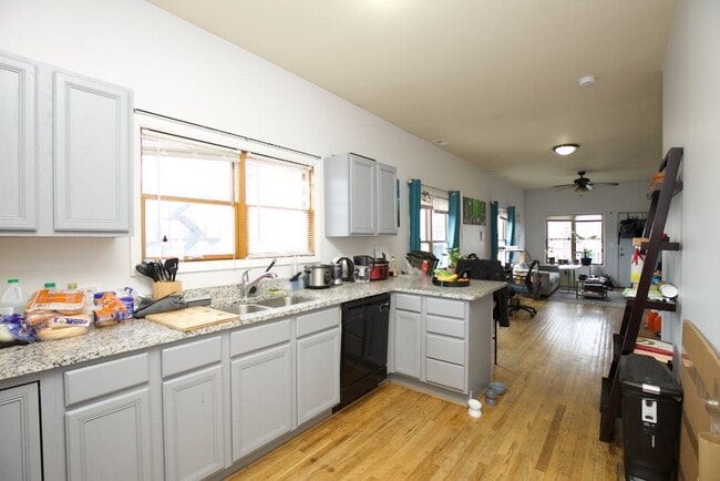 Building Photo - 1342 W Hubbard St