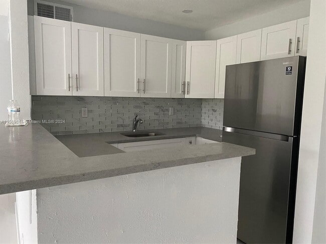 Building Photo - 10391 N Kendall Dr