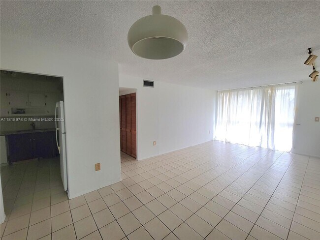 Foto del edificio - 2500 NE 135th St