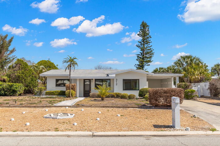 Foto principal - NEWLY RENOVATED Home For Rent in St Peters...