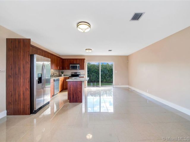 Foto del edificio - 580 NE 150th St