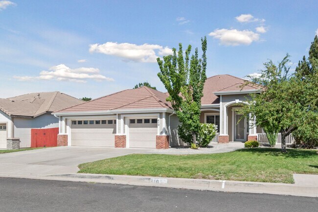 Foto del edificio - Spacious and Move In Ready in South Reno