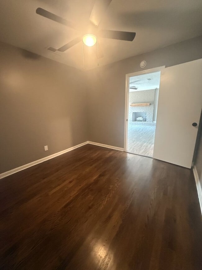 Building Photo - Newly Rehabbed 4 Bedroom 2 Bath | Hyde Par...