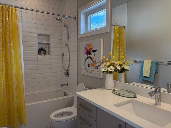 Shared Bathroom - 11217 NE 88th St