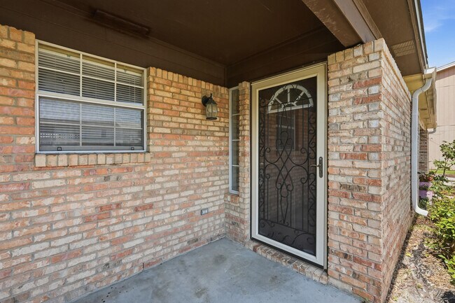 Building Photo - 1807 Whispering Oaks Ln