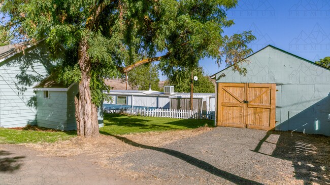 Building Photo - Updated 2 Bedroom 1 Bath Home