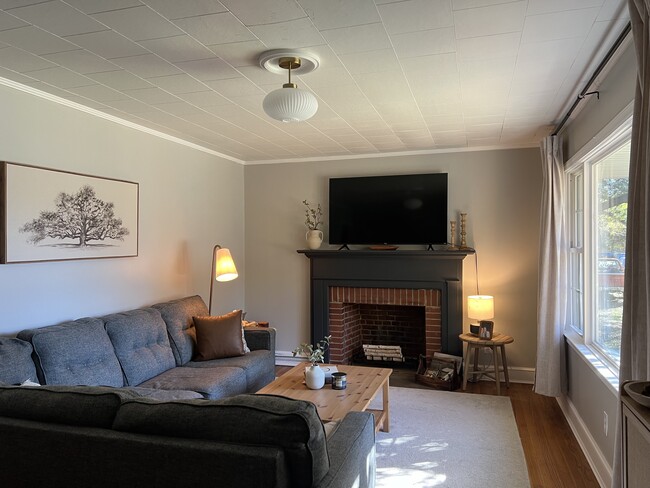 Building Photo - 321 Cedar St