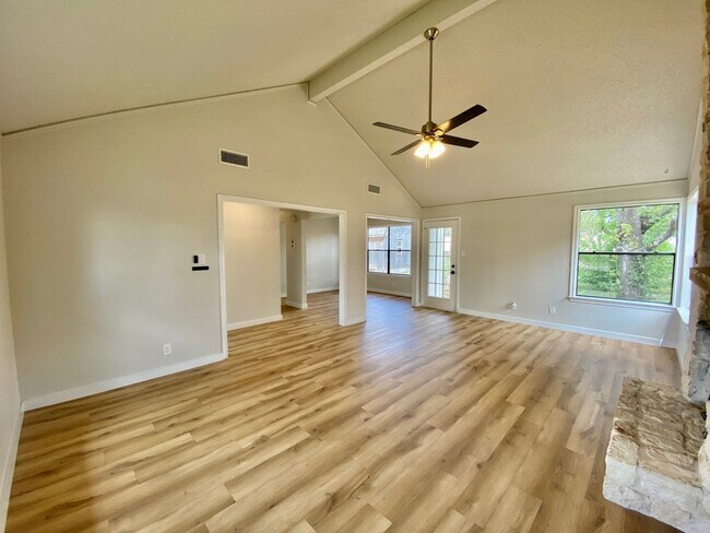 Building Photo - Lovely 3 Bedroom 2.5 Bathroom 2 story in C...