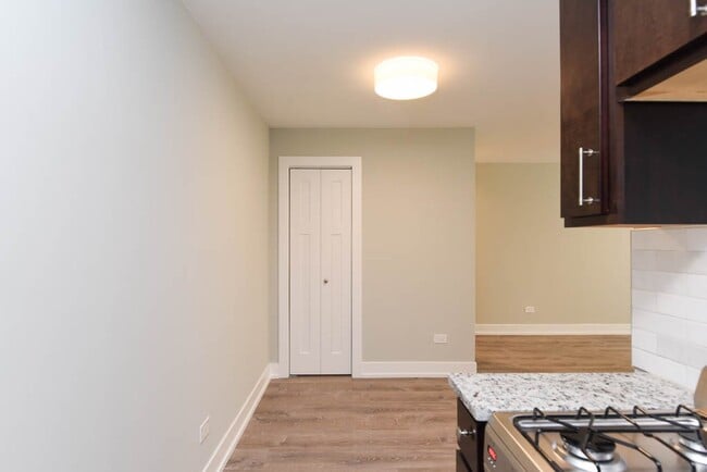 Foto del edificio - 450 W Barry Ave