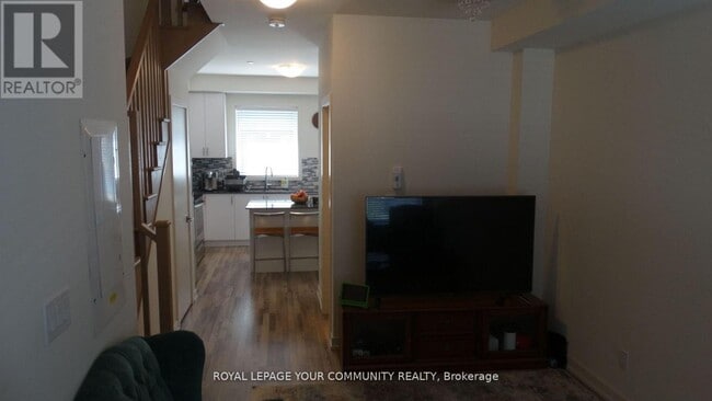 Photo du bâtiment - 370C-370C Red Maple Rd