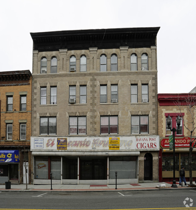 Building Photo - 905 Summit Ave