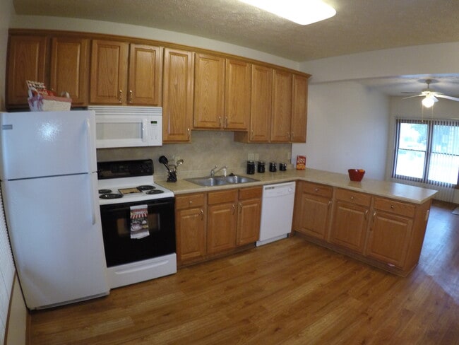 Building Photo - 302 N Chauncey Ave