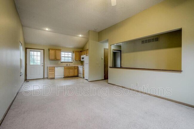 Building Photo - 18333 E 24 Hwy Cir
