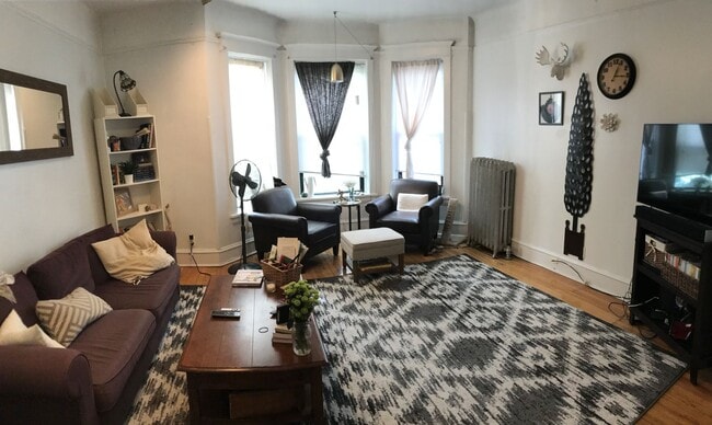Building Photo - Very Spacious 2 BR/1 BA in Wrigleyville