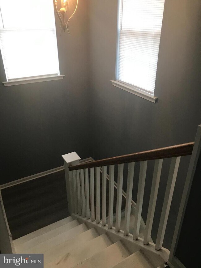 Building Photo - 227 E Sheldrake Cir