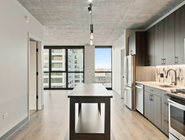 Photo - 1333 W Lake St Apartment