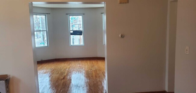 Building Photo - 32 N White St