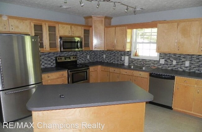 Building Photo - 4 br, 2 bath House - 40 Redwood Drive
