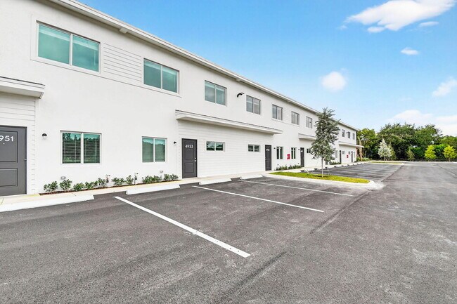 Building Photo - 4949 Serafica Dr