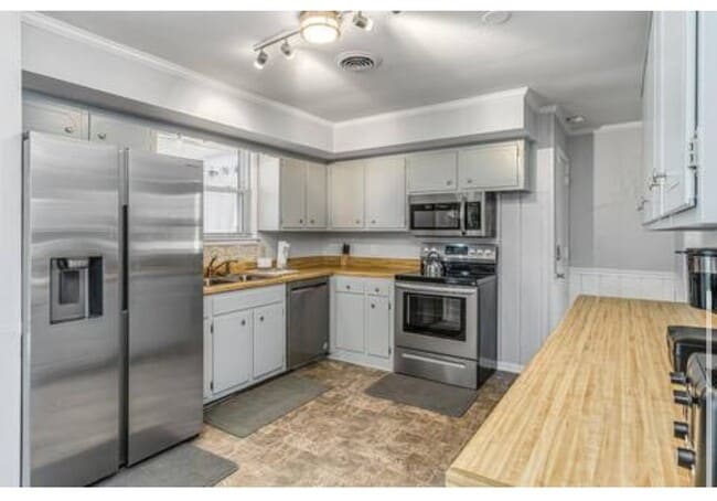 Building Photo - 4013 Plantation Dr