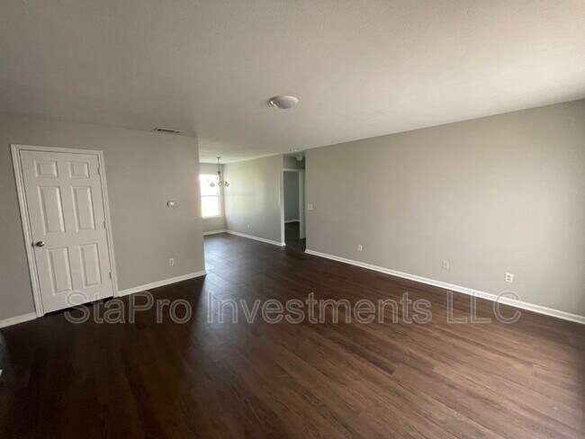 Building Photo - 131 Village Pl