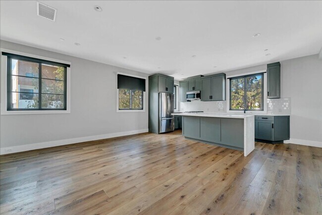 Building Photo - Beautiful Three Story Townhome!