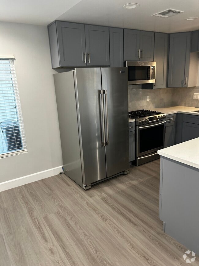 Building Photo - 7814 Lindley Ave