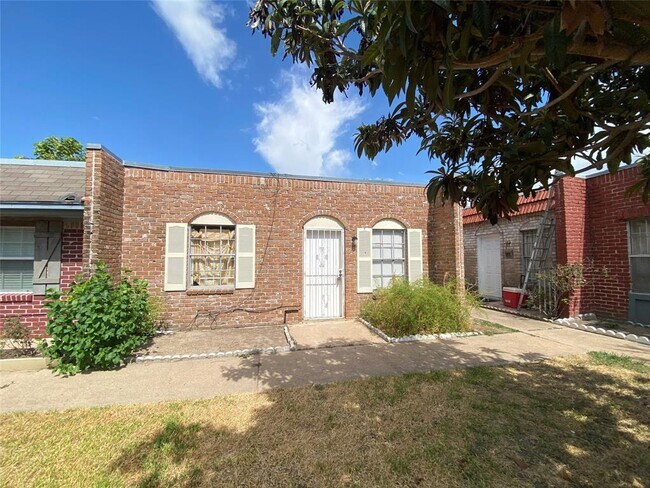 Building Photo - 1405 Shadowdale Dr