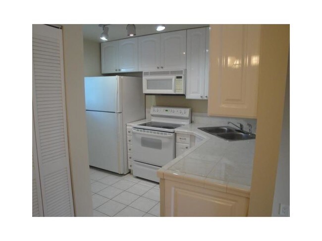 Building Photo - 506 Gardens Dr