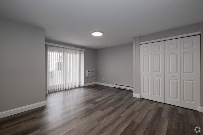 0BR, 1BA - 600SF - Living Room - Towne House Apartments