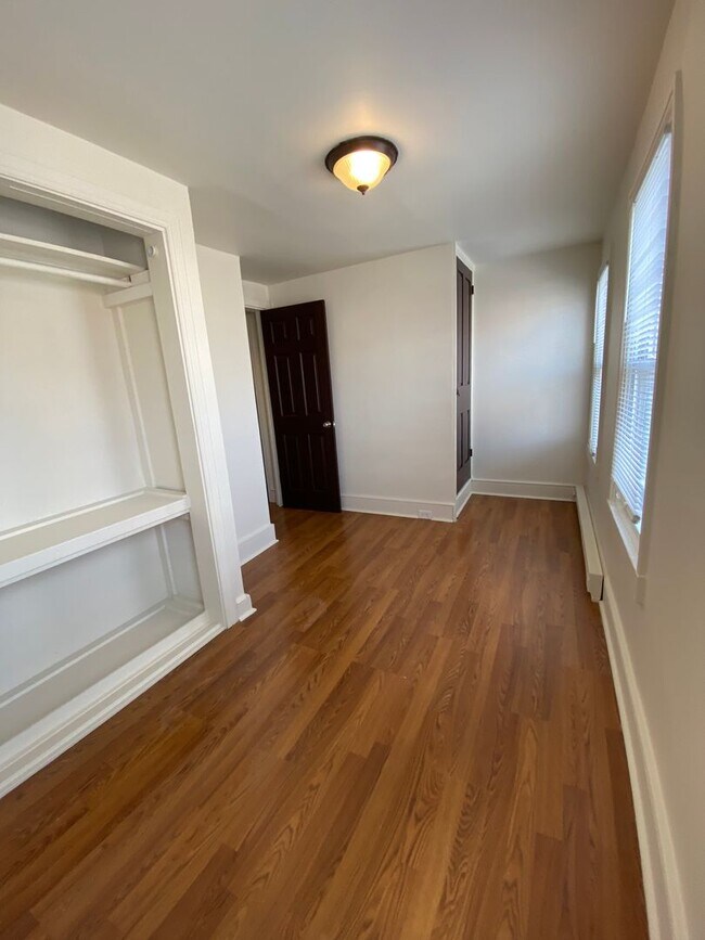 Building Photo - Charming 2 BR End Unit Townhouse in Columbia!