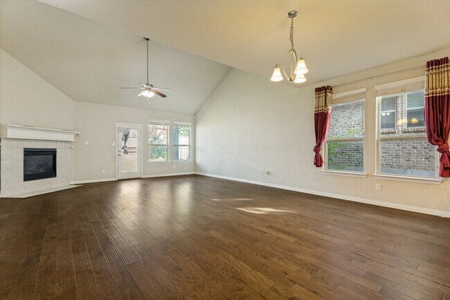 Foto del edificio - "Spacious 5-Bedroom Oasis with Granite Elegance and Hardwood Charm in Fort Worth!"