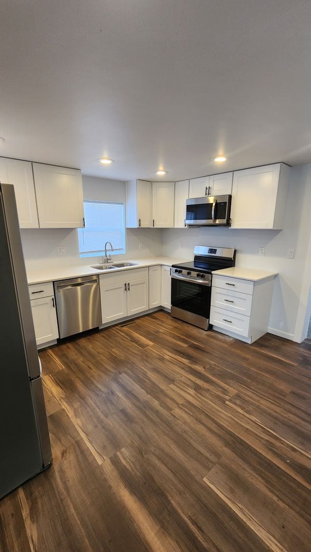 Building Photo - Freshly remodeled 2 bed / 1 bath home with...