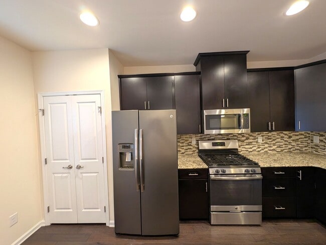 Building Photo - Beautiful Townhome Located in the City Park Community!