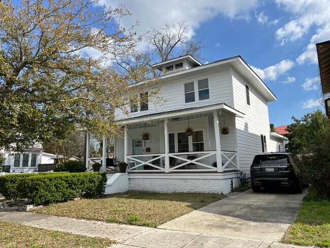 Building Photo - 4 Bedroom 3 Bath Furnished House in Downto...