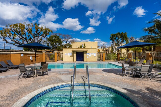 Foto del edificio - Las Flores Gardens Apartments