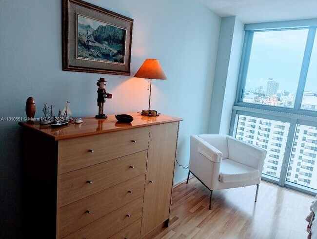 Building Photo - 2655 Collins Ave