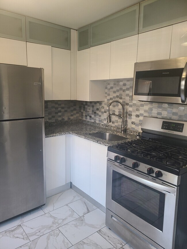 Foto del edificio - 2432 E 73rd St