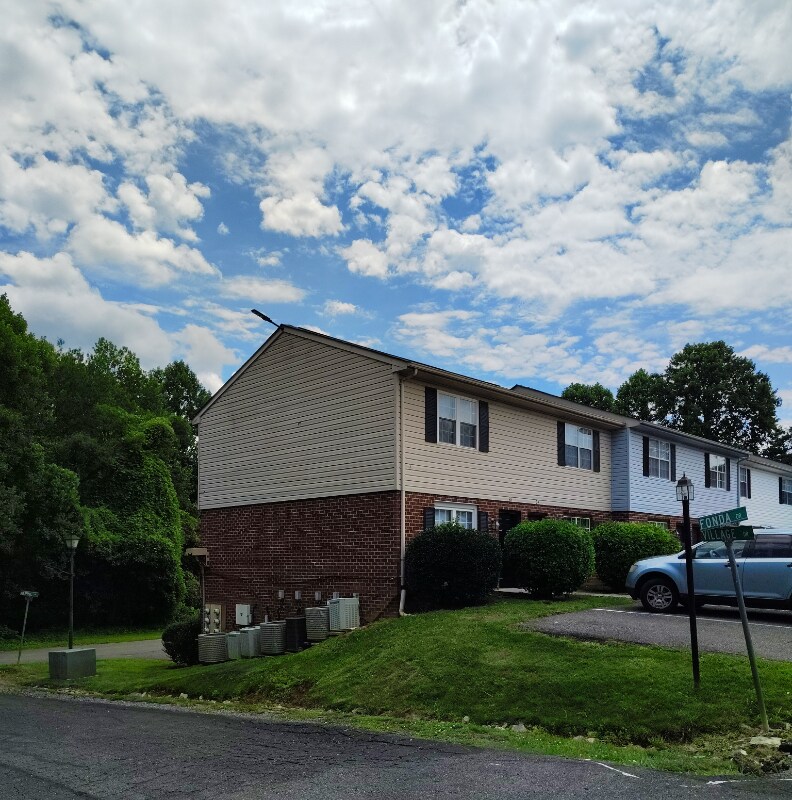 Foto principal - 73 Ferguson Dr