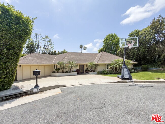 Foto del edificio - 1094 Garden Ln