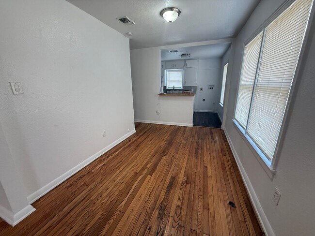 Foto del edificio - Newly Renovated 2 Bed Home | Hardwood Floors + Updated Interior!