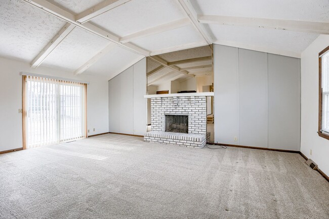 Building Photo - Charming Must See 3 Bedroom!!