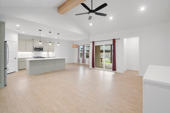 Foto del edificio - LOCATION! Three bed / 2 bathroom Available...