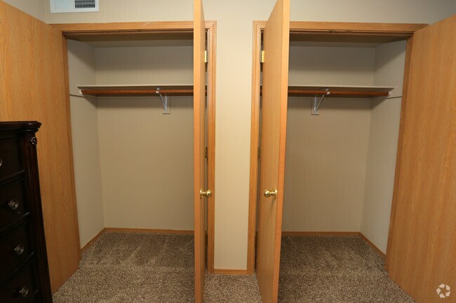 Double Closets - Pines at Southridge