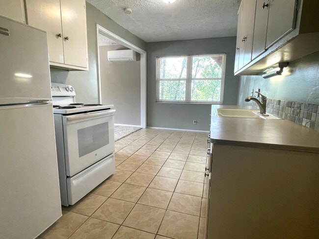 Kitchen - 78 W Zane Ave